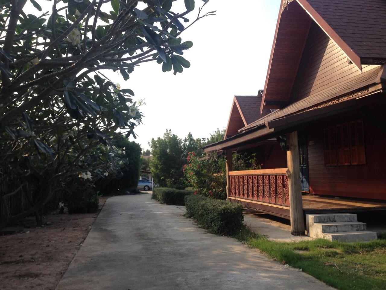Baan Tawan Shine Surin Hotel Ngoại thất bức ảnh